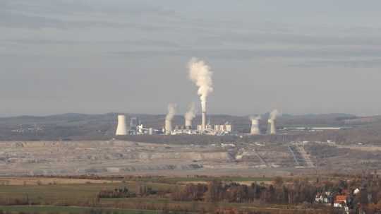 hnedouhoľná baňa Turów a elektráreň, ktoré sa nachádzajú pri česko-poľských hraniciach