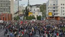 Proti vláde a premiérovi Janšovi protestovali tisíce Slovincov