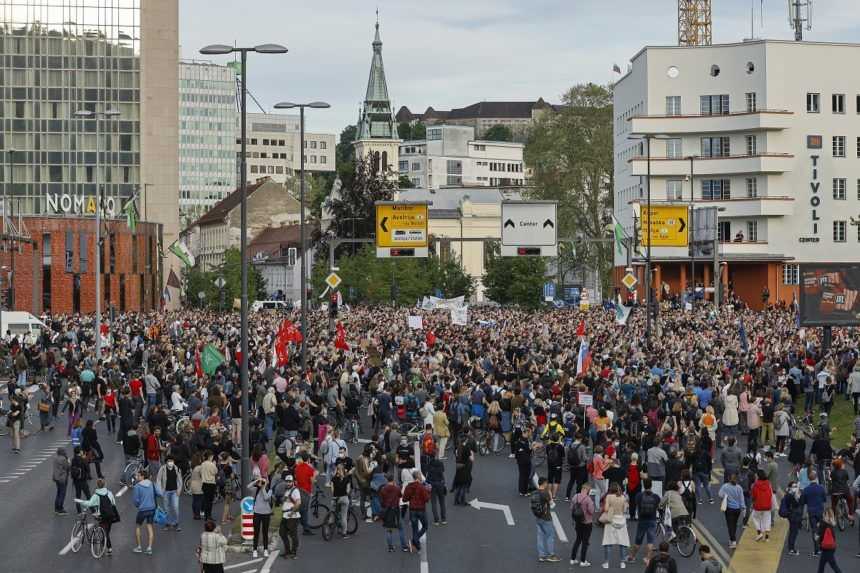 Proti vláde a premiérovi Janšovi protestovali tisíce Slovincov
