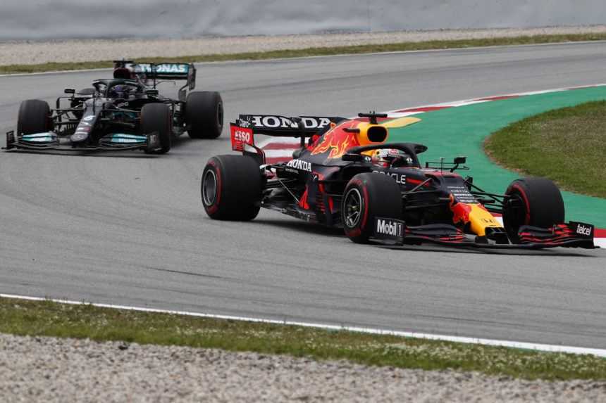 Hamilton a Verstappen sa opäť pobili o prvú priečku, triumfoval Brit