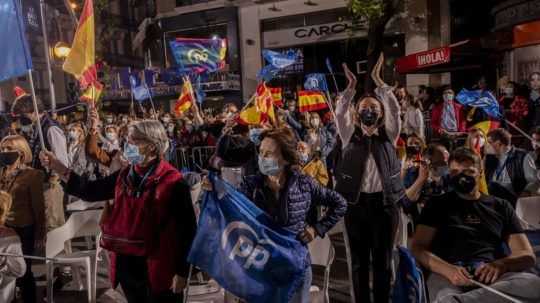 Koniec núdzového stavu oslávili v uliciach tisíce Španielov, vláda čelí kritike