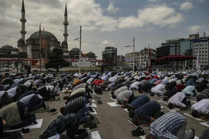 V centre Istanbulu vyrástla monumentálne mešita, otvoriť ju prišiel prezident Erdogan