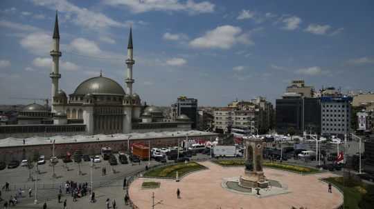 Novopostavená monumentálna mešita na istanbulskom námestí Taksim.