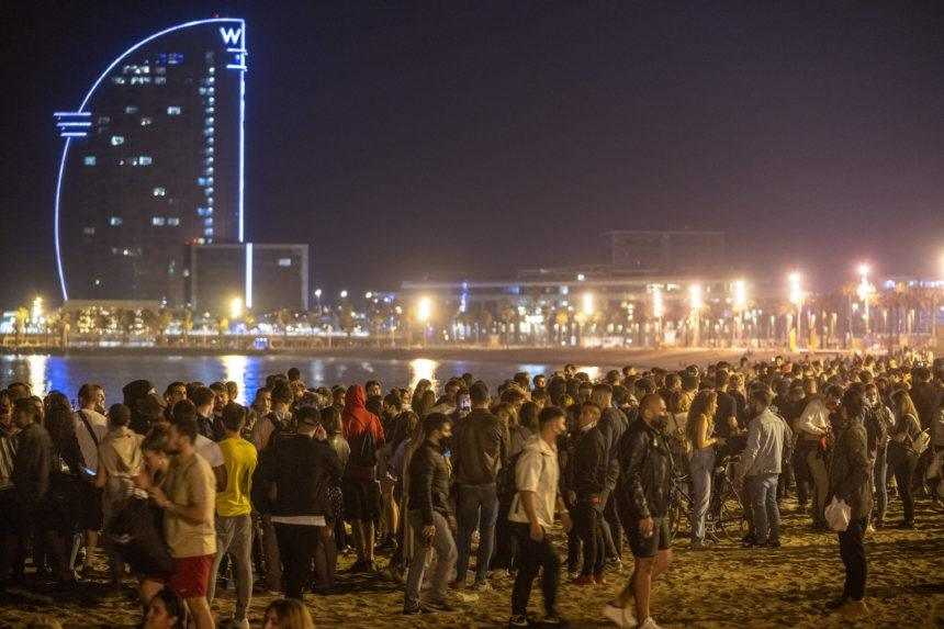 Davy ľudí v Španielsku a Belgicku oslavovali koniec zákazu nočného vychádzania
