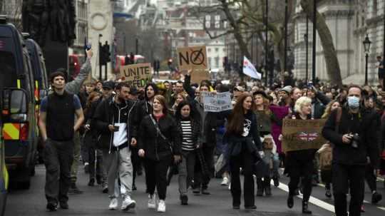 V Londýne protestovali proti covidovým pasom tisíce ľudí