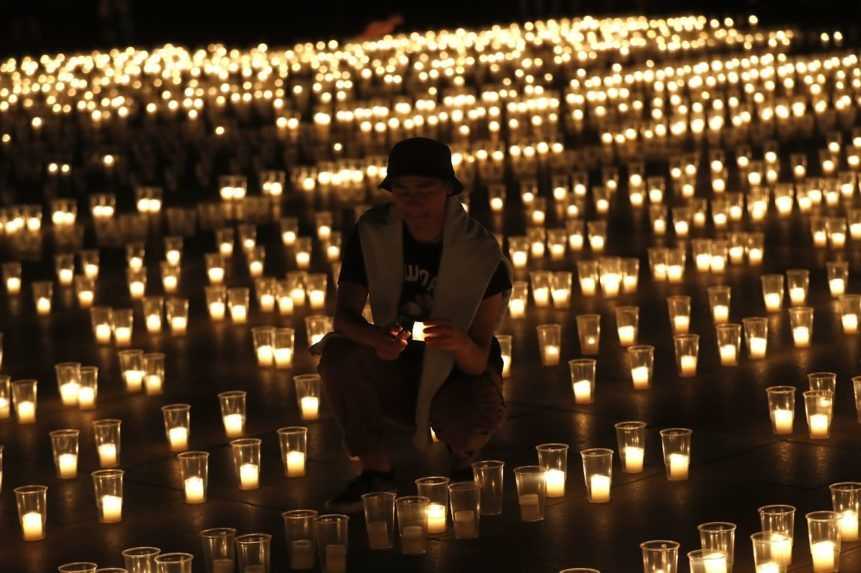 Pražský hrad ožiarili tisíce sviečok. Zeman si uctil obete koronavírusu