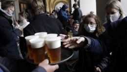 Aj veľmi malé množstvo alkoholu poškodzuje mozog, zistili oxfordskí vedci