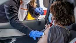 Tri štvrtiny Európanov považujú očkovanie za jedinú cestu von z pandémie