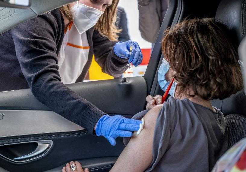 Tri štvrtiny Európanov považujú očkovanie za jedinú cestu von z pandémie