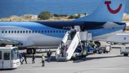 Dovolenkári vystupujú z lietadla na gréckom ostrove Kréta.