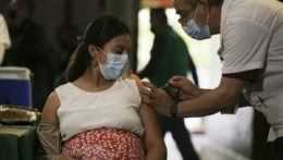 Tehotná žena prijíma vakcínu proti ochoreniu COVID-19