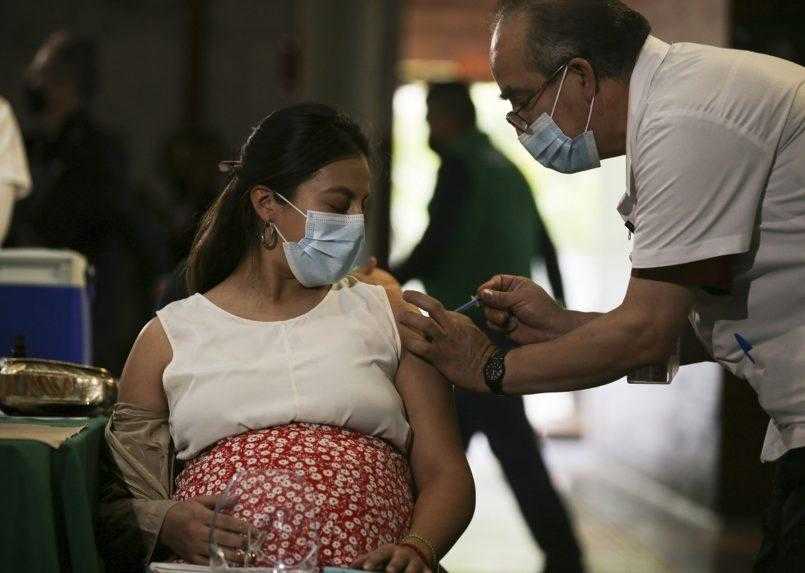 Očkovať sa môžu aj tehotné a dojčiace ženy, treba ale vopred hovoriť s lekárom