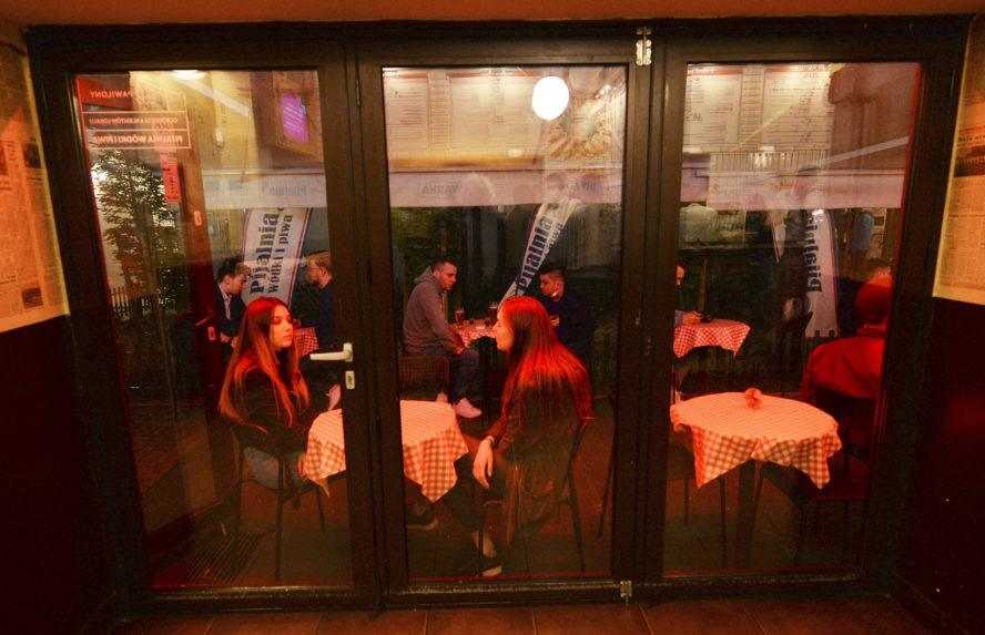 V Poľsku sa otvorili bary a reštaurácie. Ľudia ich obsadili hneď o polnoci