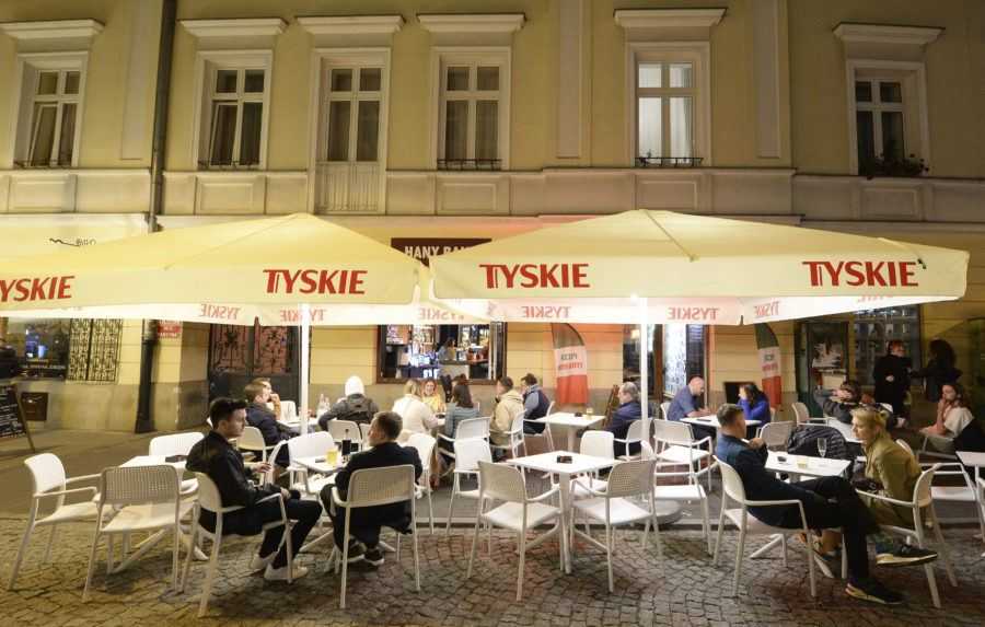 V Poľsku sa otvorili bary a reštaurácie. Ľudia ich obsadili hneď o polnoci