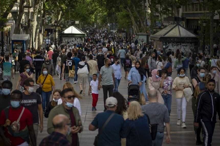 V Barcelone sa po uvoľnení opatrení zabávali tisíce ľudí. Polícia davy rozohnala