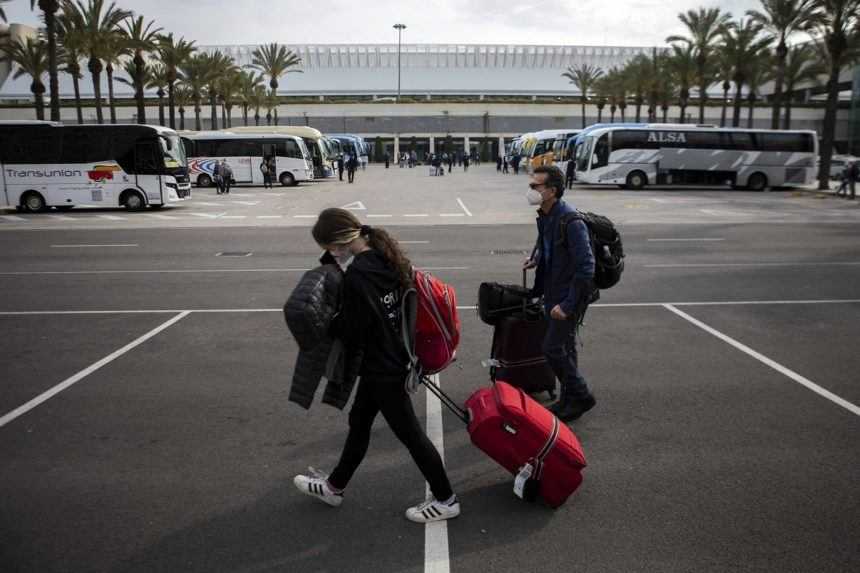 Španielsko v pondelok zruší obmedzenia pre turistov zo Spojeného kráľovstva a Japonska