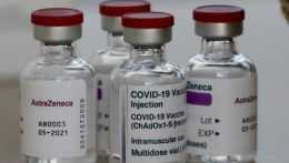 Británia odporúča ľudom pod 40 rokov použitie inej vakcíny ako od AstraZenecy
