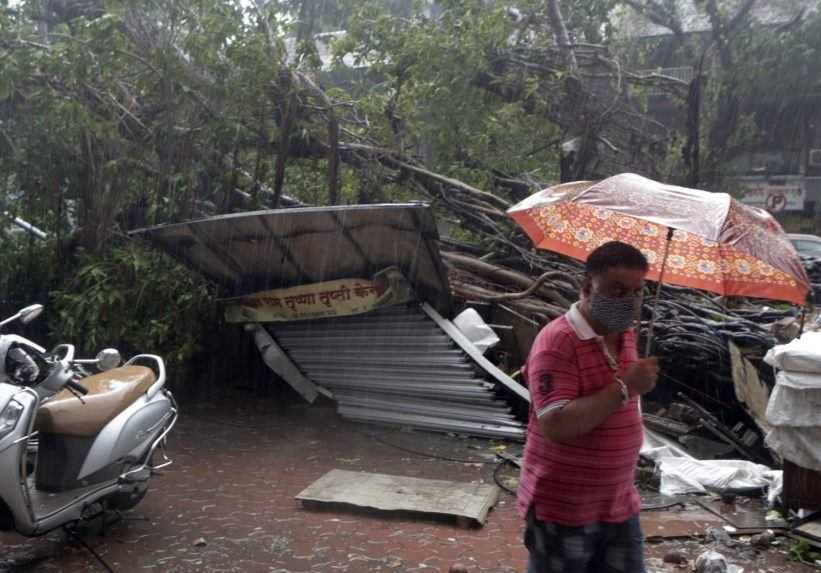 Silný cyklón zanechal na západe Indie spúšť a desiatky obetí