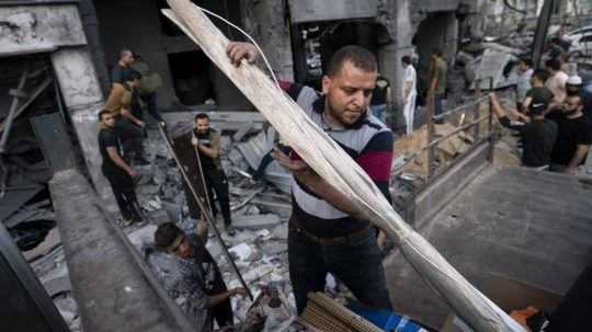 Do pásma Gazy mieri po 11 dňoch bombardovania humanitárna pomoc
