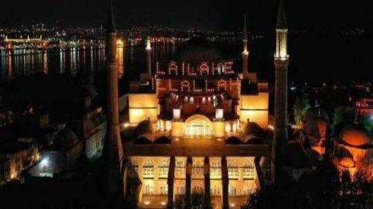 Na istanbulskom chráme Hagia Sofia sa objavil nápis „Niet boha okrem Alaha“