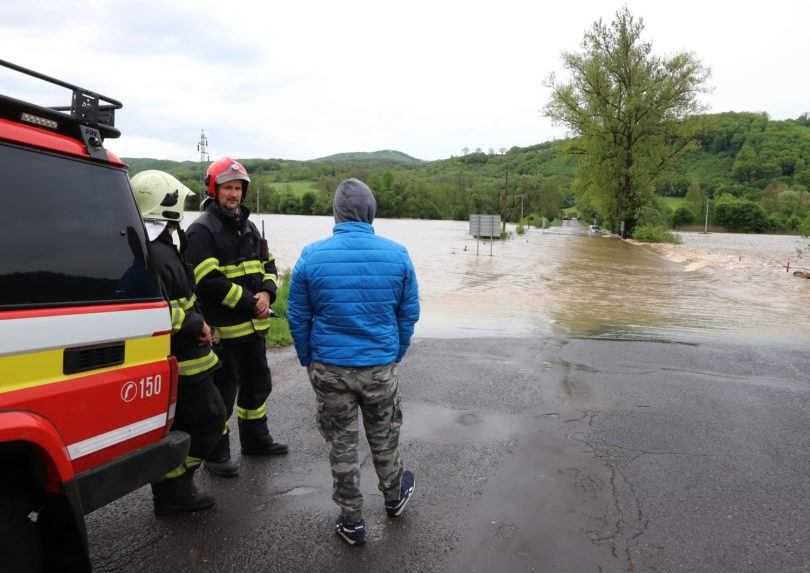 Pre dážď sa vyliali Rybný potok aj Slatina. Na východe hasiči odčerpávajú vodu z domov