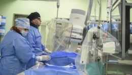 Snímka z operačnej sály počas miniinvazívneho operačného výkonu na srdcových tepnách.