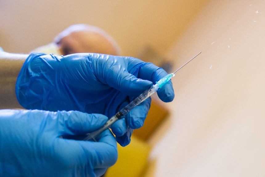 Vakcínou Sputnik V sa budú na Slovensku môcť očkovať aj ľudia nad 60 rokov