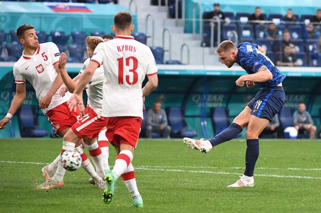 Mistrzostwa Europy w piłce nożnej: Słowacja ma trzy punkty, Polska nieznacznie pokonuje 2:1