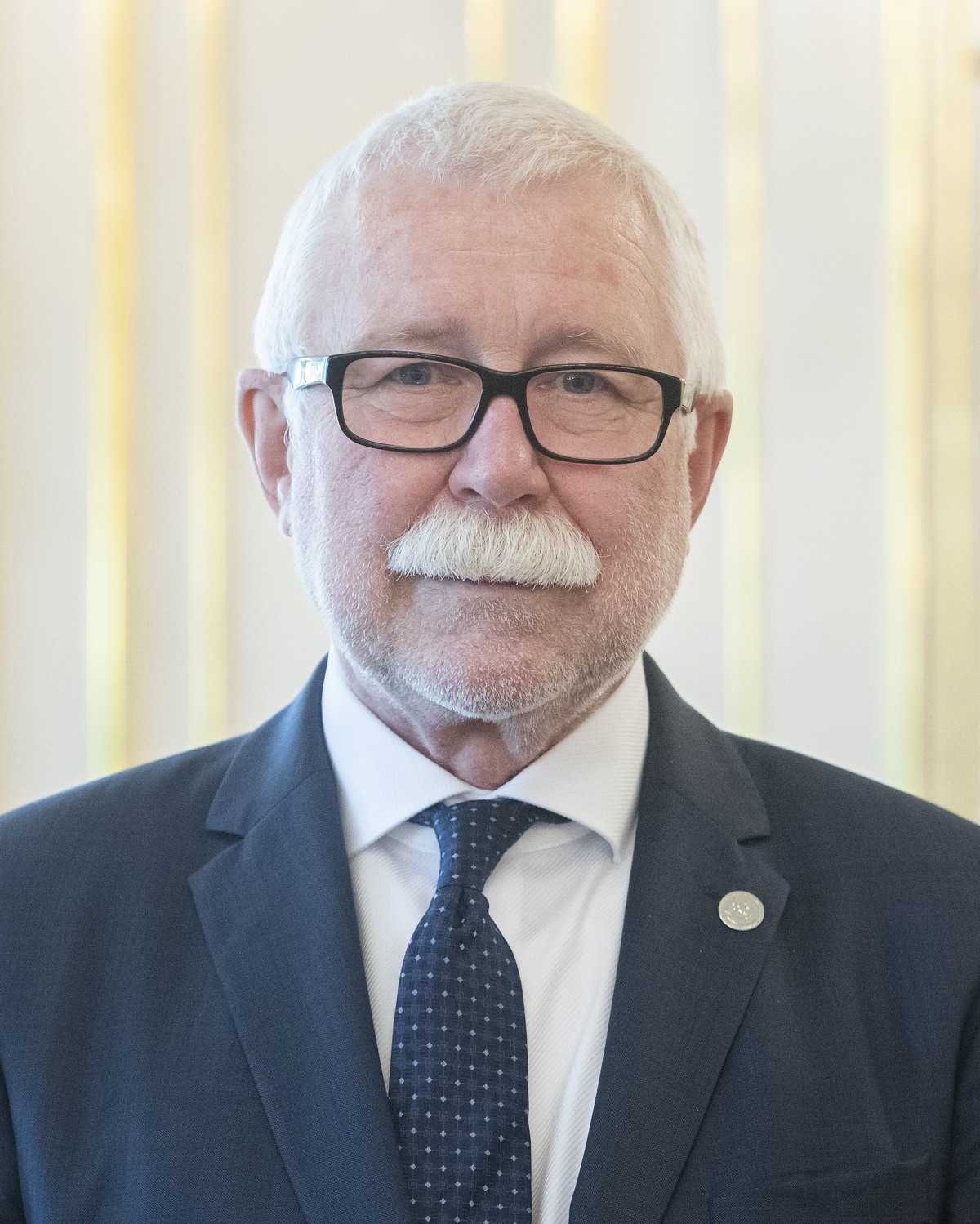 Portrétová fotografia – Prof. RNDr. Pavol Šajgalík, DrSc.
