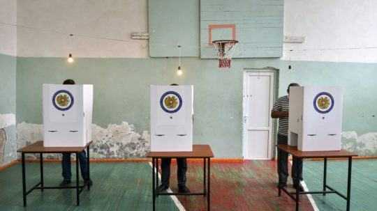 Hlasujúci počas volieb za plentou.