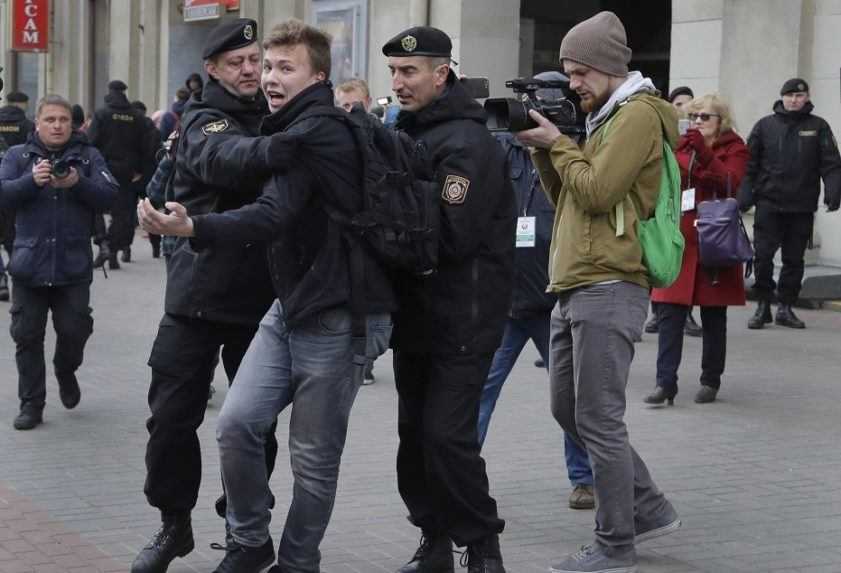 Zadržiavaný Pratasevič tvrdí, že sa cíti dobre: Nikto sa ma ani nedotkol