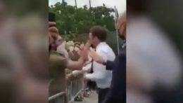 Macron na stretnutí s verejnosťou dostal od muža facku