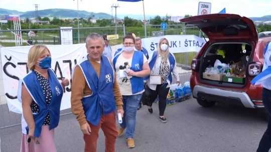 Štrajk v Beluši pokračuje, zamestnanci „okupujú“ okolie firmy
