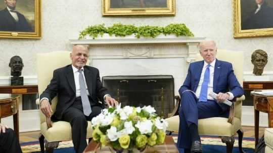 Joe Biden a Ašram Ghaní v Bielom dome.