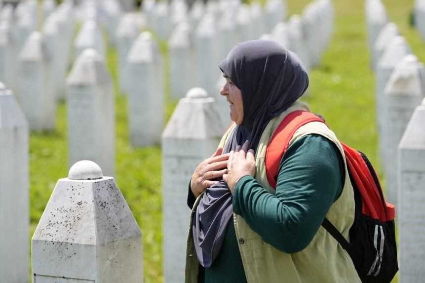 žena cintorín Srebrenica