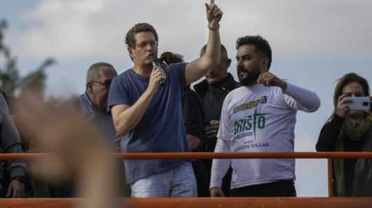 Brazílsky minister životného prostredia Ricardo Salles (vľavo) hovorí k davu ľudí.