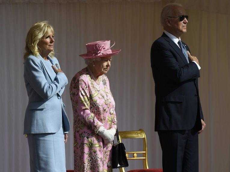 Kráľovná Alžbeta II. privítala na zámku Bidena s manželkou