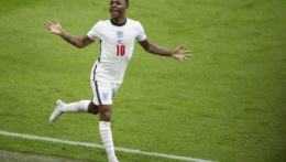 Anglicko vo Wembley porazilo Nemecko, góly v druhom polčase strieľali Sterling a Kane