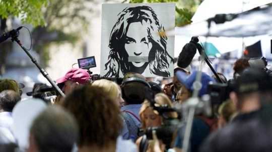 Dav ľudí, ktorí prišli podporiť Britney Spears počas pojednávania.