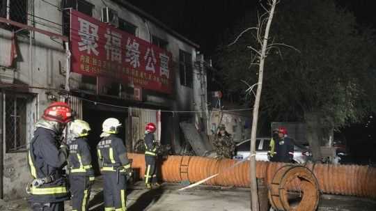 Čínski hasiči počas zásahu pri požiari.