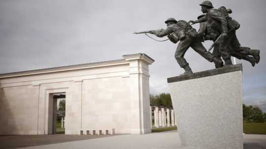 Pohľad na pamätník s názvom British Normandy Memorial (Britský pamätník v Normandii) vo francúzskej obci Ver-sur-Mer.