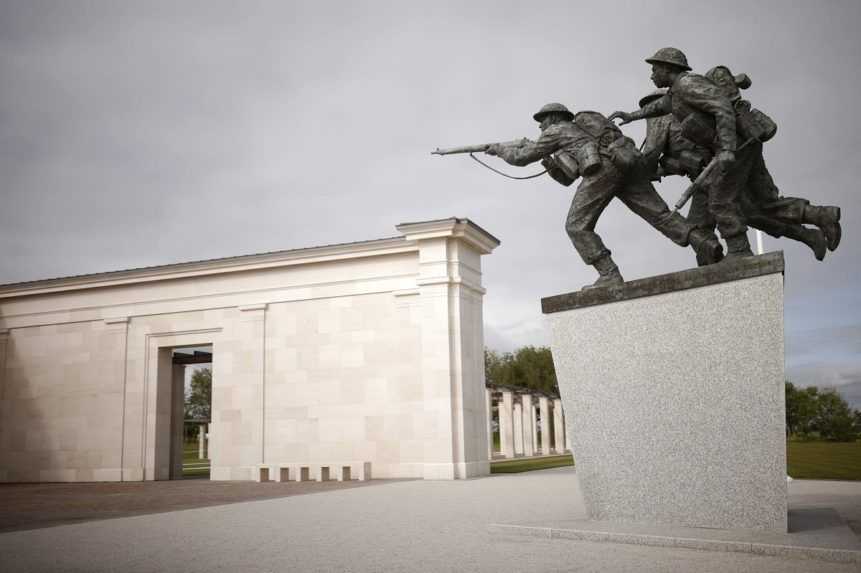 Vo Francúzsku odhalili pamätník britskej účasti na bojoch v Normandii