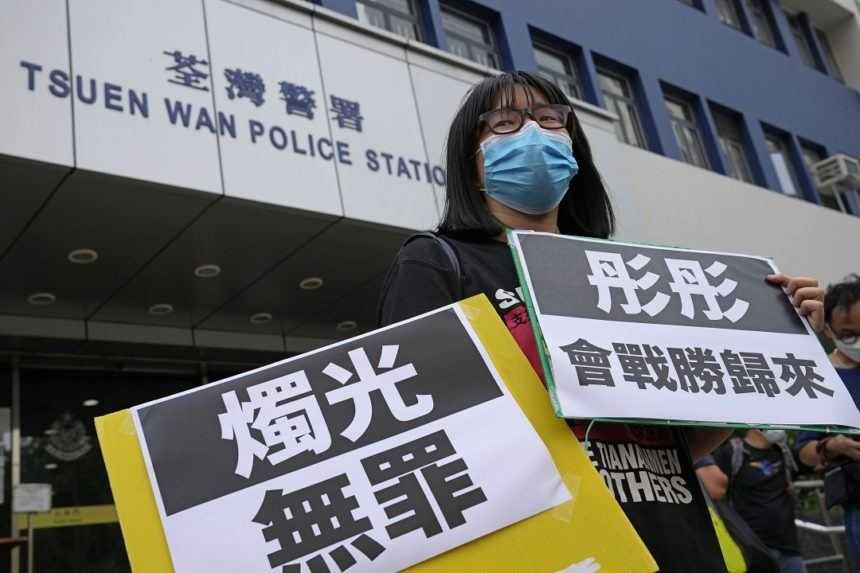 Na výročie protestov spred dvoch rokov zatkla polícia v Hongkongu troch ľudí
