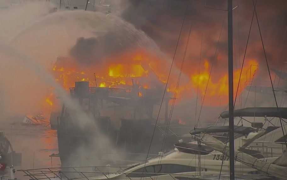 V prístave v Hongkongu vypukol požiar, potopilo sa desať lodí