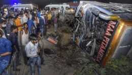 Zrážka autobusu s dodávkou v Indii si vyžiadala minimálne 17 obetí