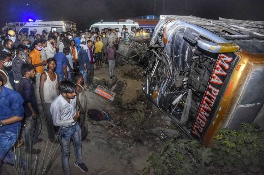 Zrážka autobusu s dodávkou v Indii si vyžiadala minimálne 17 obetí