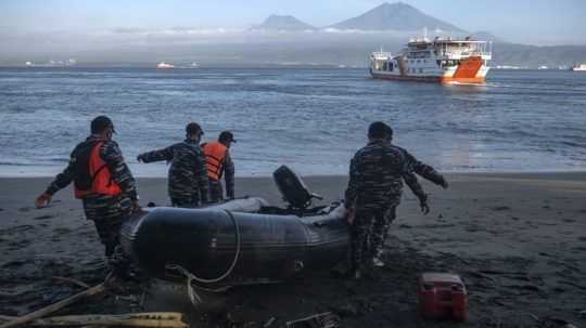 Pri nehode trajektu neďaleko Bali zahynulo sedem ľudí, ďalších 11 je nezvestných