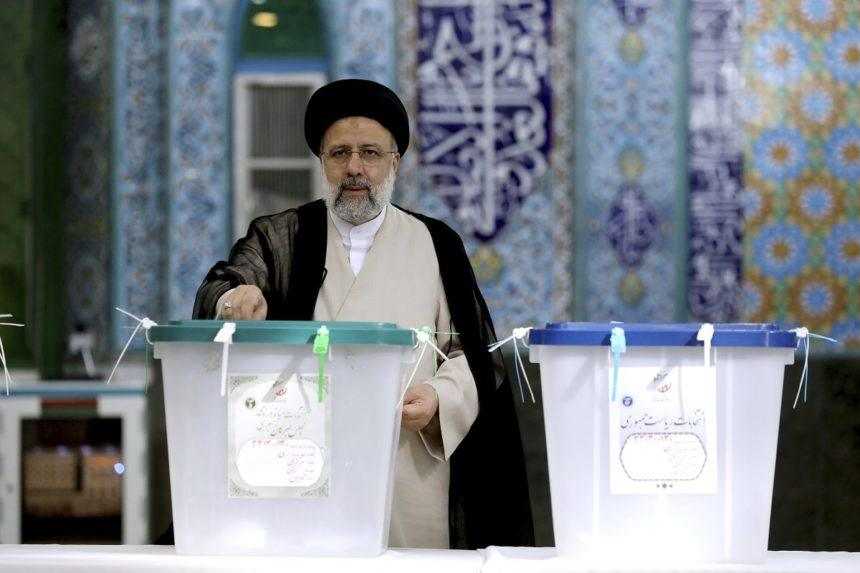 Novým prezidentom Iránu sa s veľkým náskokom stal ultrakonzervatívec Raísí