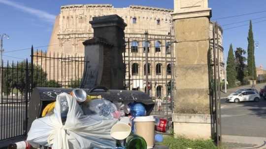 „Večné mesto“ sa opäť topí v smetiach, haldy odpadkov môžu ovplyvniť aj voľby