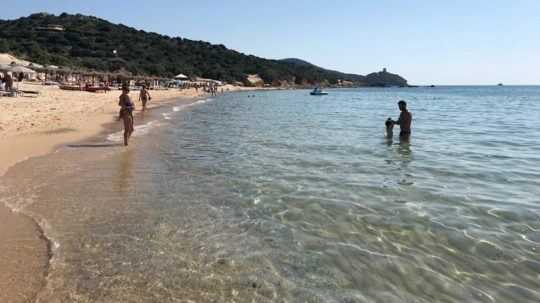 Turisti si zo Sardínie chceli odniesť piesok a mušle, teraz im hrozí vysoká pokuta
